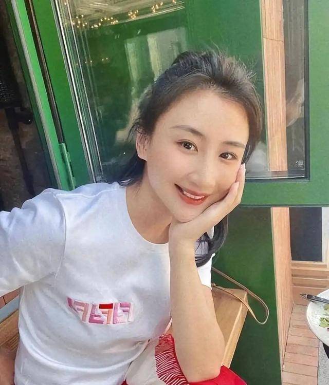 和陈一冰分手8年后,她与二婚名导未婚先孕,如今不上班享受生活