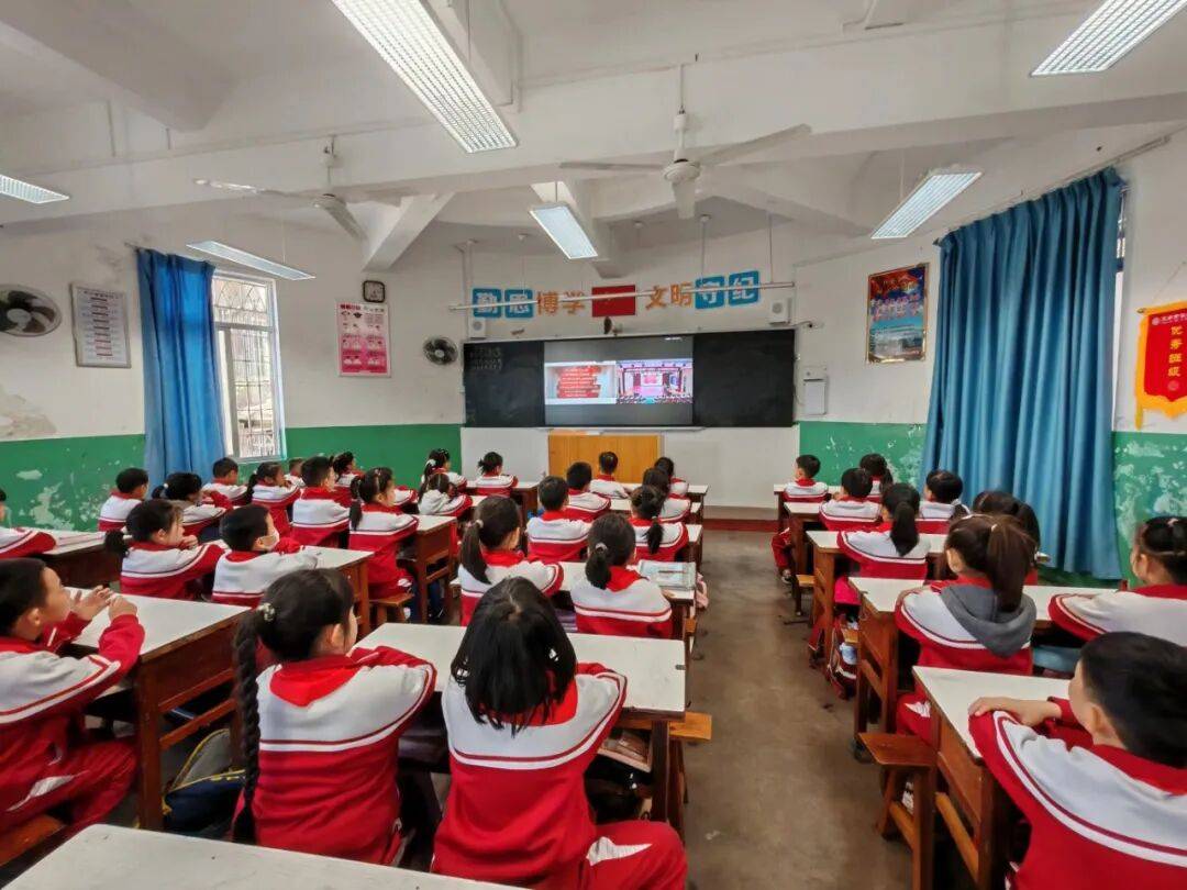 新罗区红领巾巡讲团走进龙岩市溪南小学