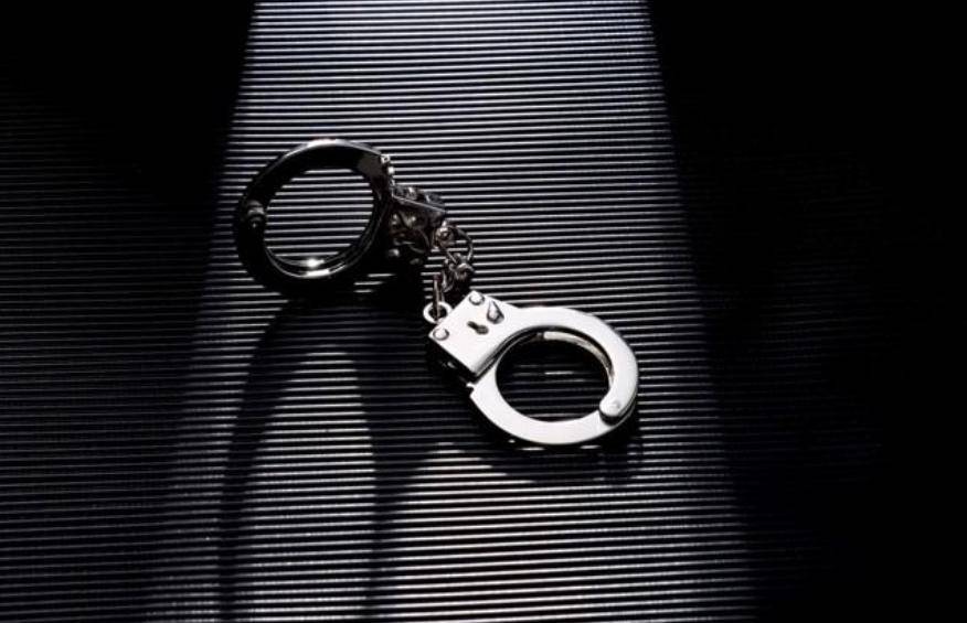 男子楼顶露台种树时不慎碰下树桩,砸中楼下17岁少年致其死亡,一审获刑6年