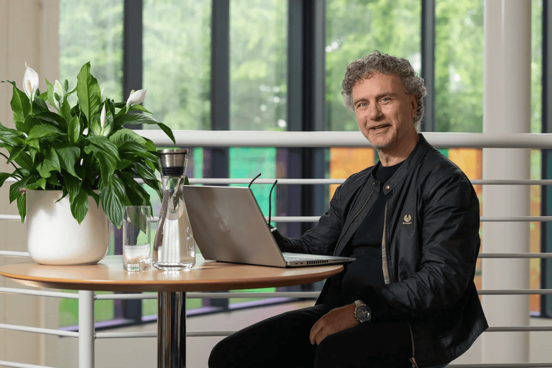 图灵奖大佬痛心：有人千万年薪，有人惨遭失业！25年全美疯狂裁员117万