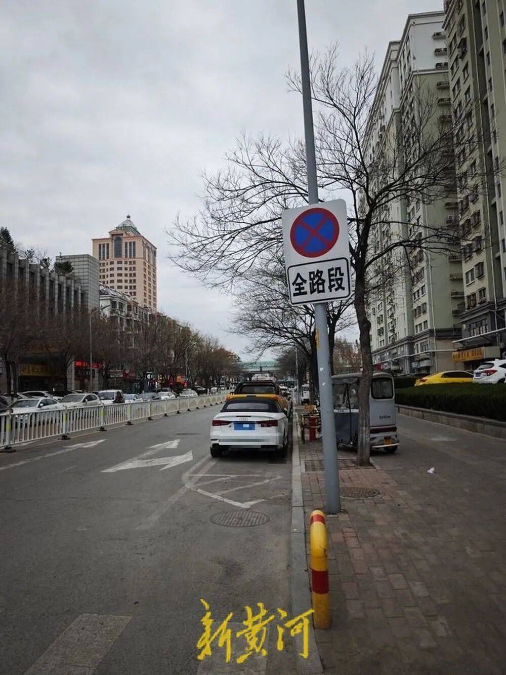 济南一道路两侧非机动车道被规划百余处停车位，市民骑车无奈与机动车“抢道”，相关部门回应