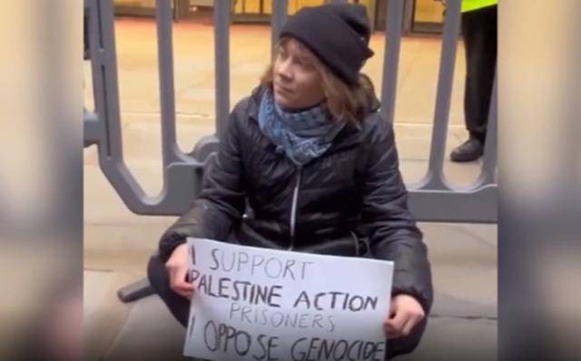 “环保少女”被爆在伦敦参与支持巴勒斯坦抗议活动时被捕 -华闻时空