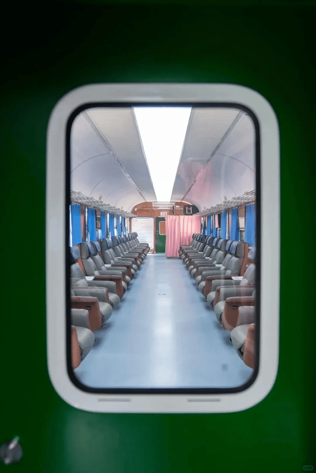 这个火车站用绿皮车提供免费住宿，还设有女性专用车厢！