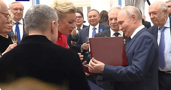 图片[2]-扎哈罗娃生日当天，普京向其颁发勋章，二人互赠礼物-华闻时空