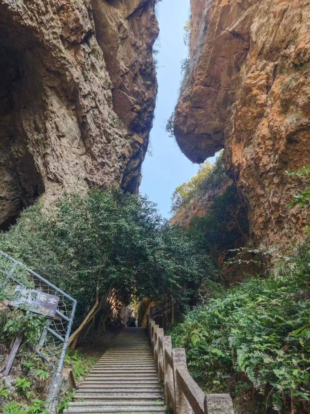 山顶漫步在云端画廊on the mountain当终于踏上峰顶疲惫瞬间被眼前