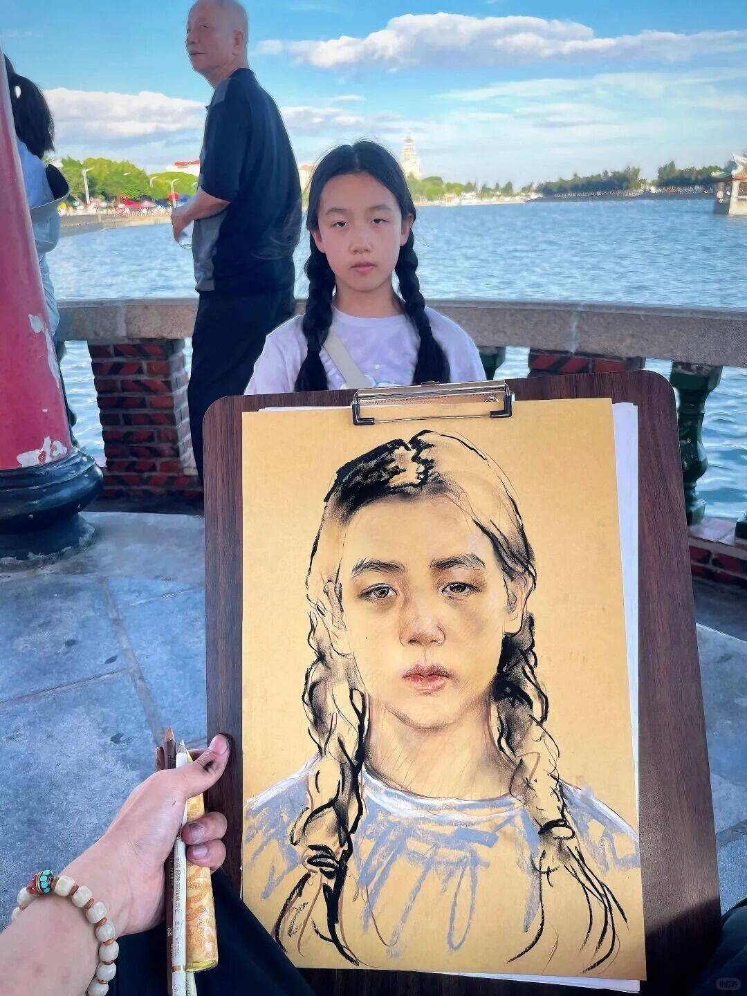 挑战20分钟随机给路人画画!网友表示:建议全国巡画_短时间内_孩童_画具