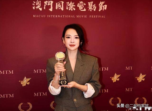 12月还没过，46岁章子怡再次官宣喜讯，离婚前说的话她做到了