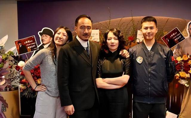 嫁给著名演员26年，生下“大明星”儿子，还有贴心女儿，好幸福