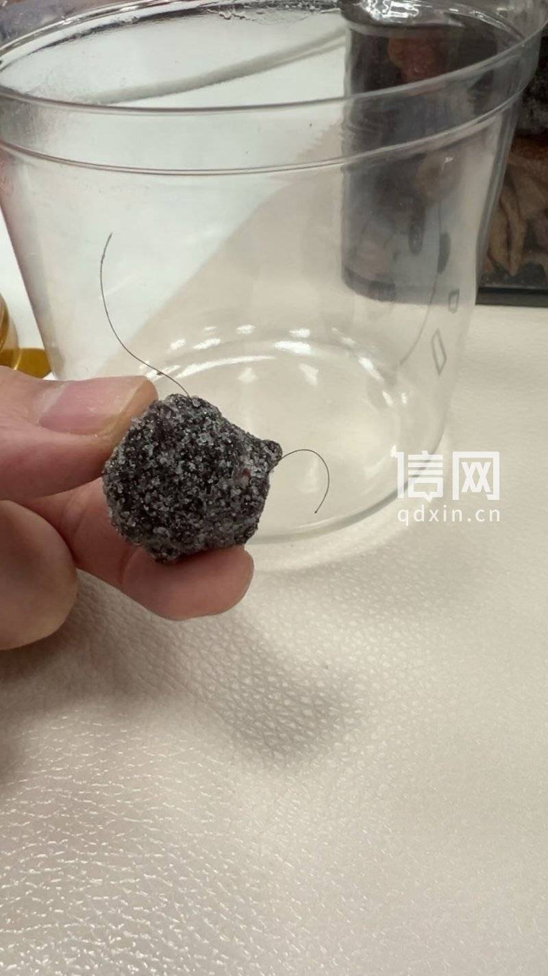 百草味陈皮杨梅内嵌毛发：想投诉被客服告知