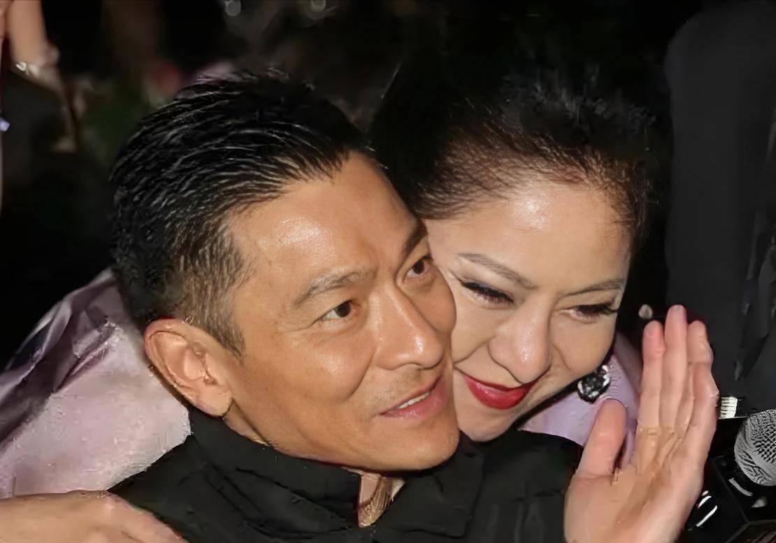 1995年,刘德华因投资失败,欠下4000万巨债,为了还债向身边的朋友借钱