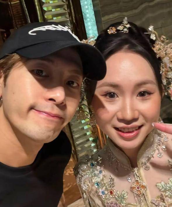 新娘结婚当天偶遇王嘉尔,合照配文遇见真老公,账号被扒网友炸锅