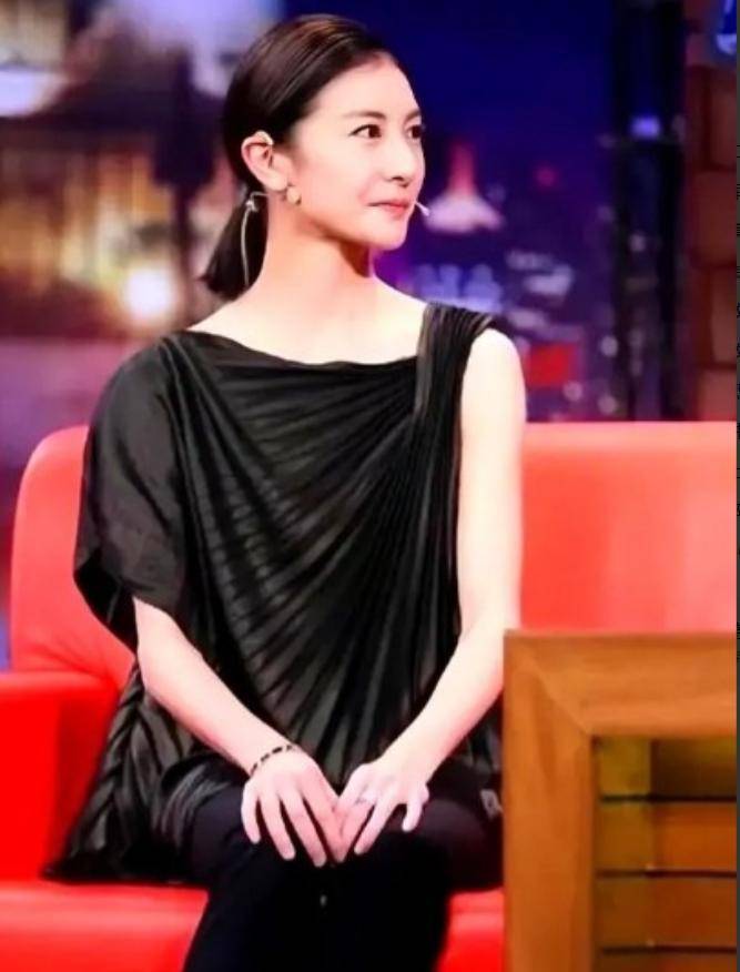 2008年,亿万富豪王微在婚内偷偷和漂亮的舞蹈演员住一起后,回家想跟老婆杨蕾离婚,可没想到离婚后杨蕾来了个狠招,最后让王微损失百亿身家,还拿到 ...