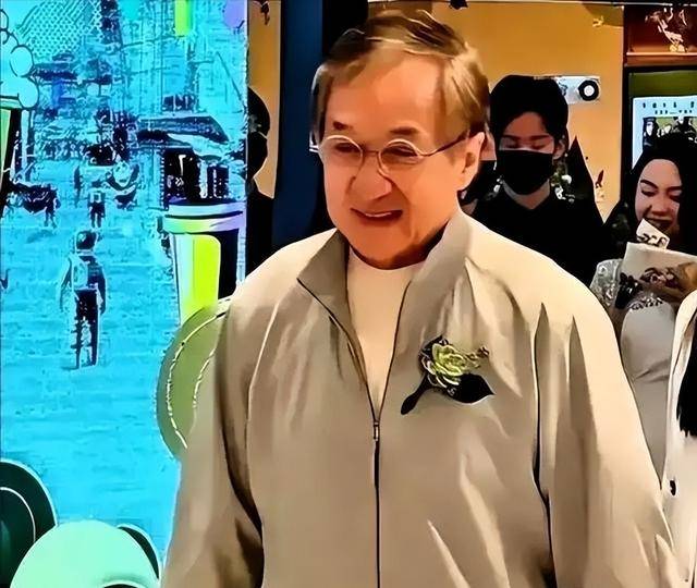 成龙半夜翻看手机监控，看到72岁林凤娇驼着背叠衣，当场红了眼眶