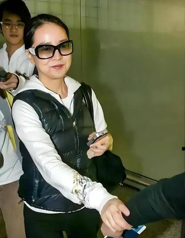 成龙半夜翻看手机监控，看到72岁林凤娇驼着背叠衣，当场红了眼眶