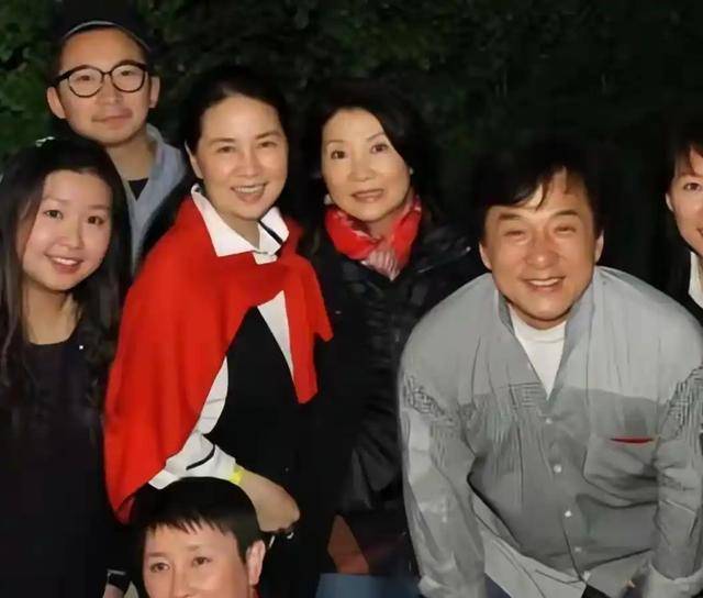 成龙半夜翻看手机监控，看到72岁林凤娇驼着背叠衣，当场红了眼眶