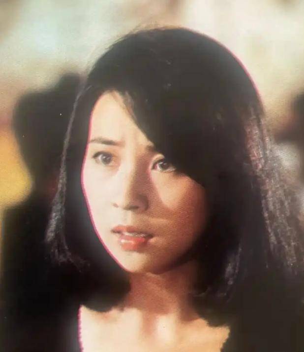 成龙半夜翻看手机监控，看到72岁林凤娇驼着背叠衣，当场红了眼眶