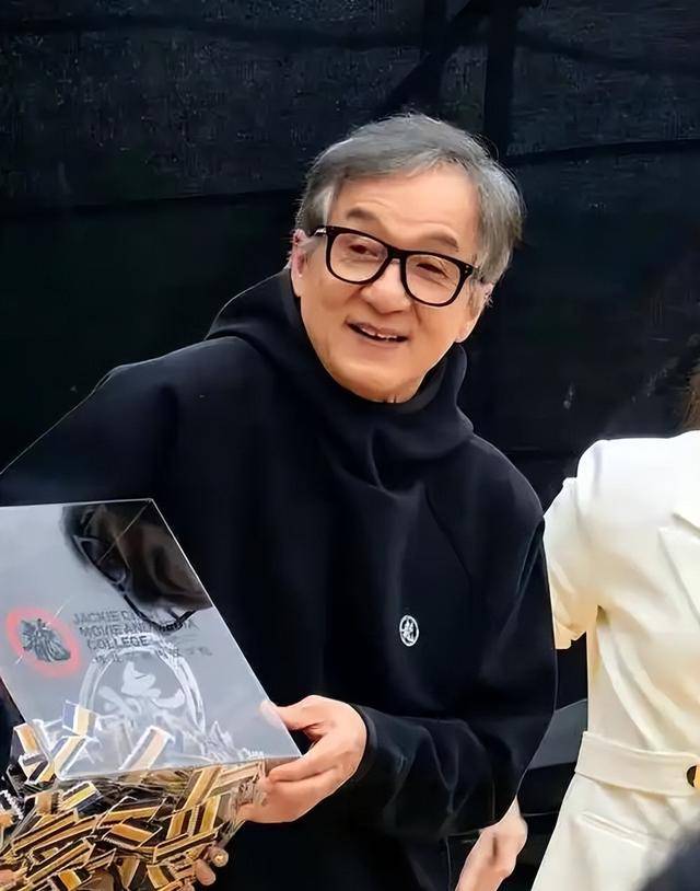 成龙半夜翻看手机监控，看到72岁林凤娇驼着背叠衣，当场红了眼眶