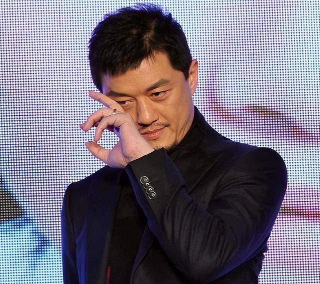 离婚仅两个月，54岁的李亚鹏传来“噩耗”，真让海哈金喜说对了