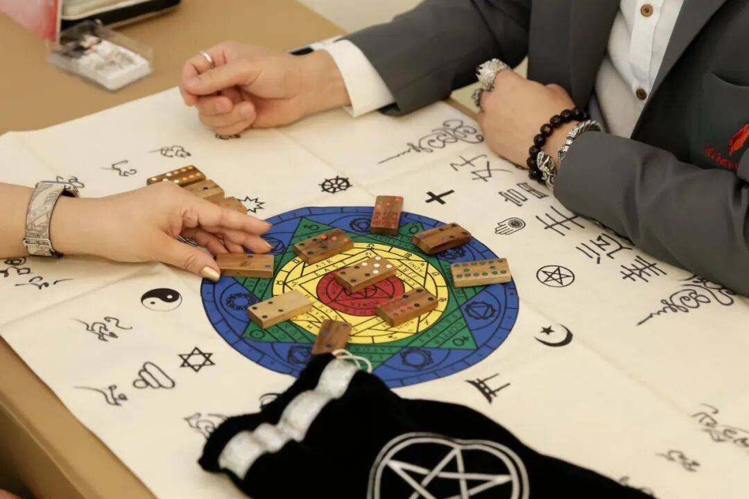 2025权威合法彩票平台_赛车_时时彩_体彩【官方推荐】妹子算命算出要丢东西不想手机真丢了！转头一看：大师怎么是你偷的！