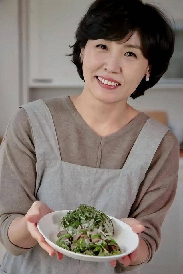 李在明也没想到，访华仅3天，59岁妻子竟凭一个举动给他长脸了