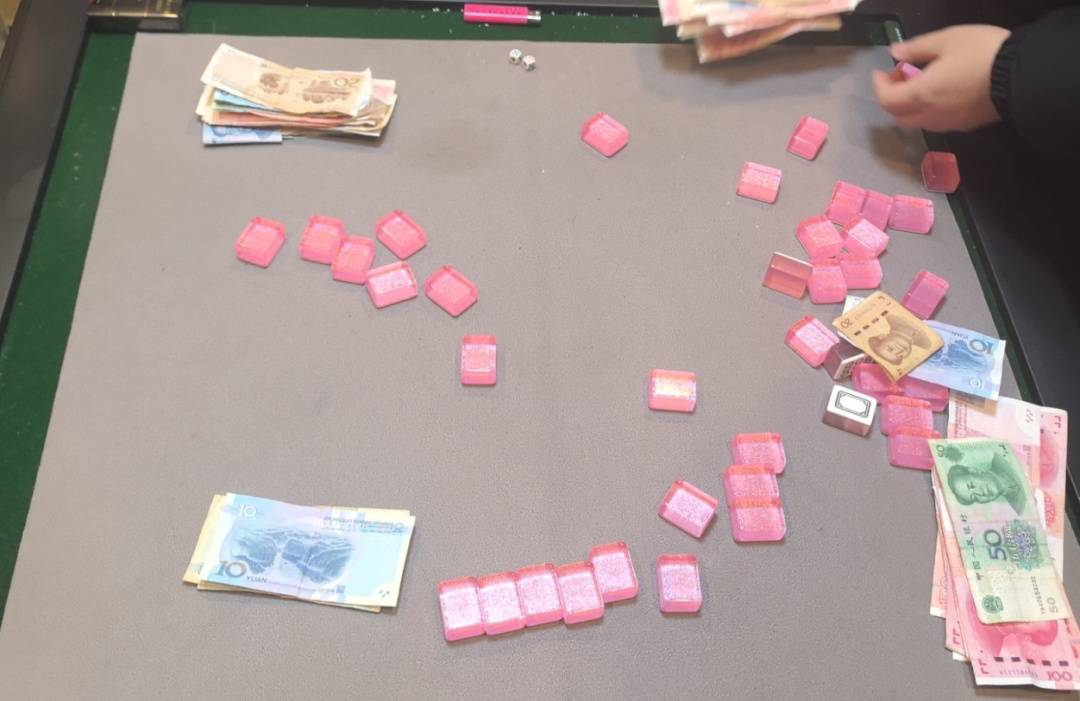 安徽警方深夜突袭一酒店,带走11人