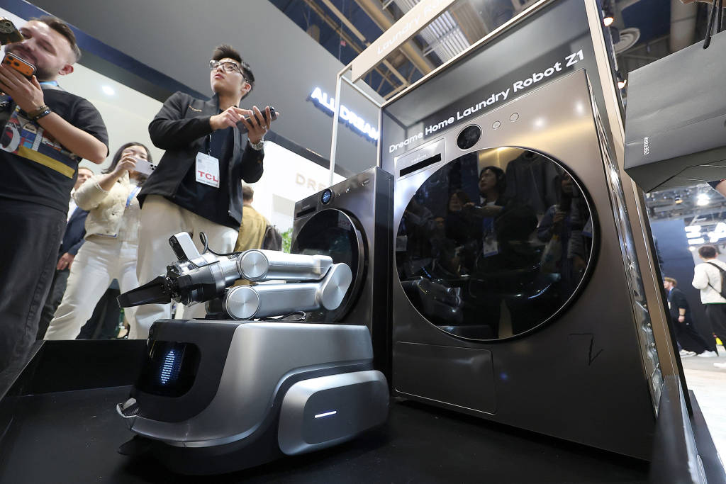 第1现场｜科技界“春晚”来了：中企占C位，AI应用成焦点