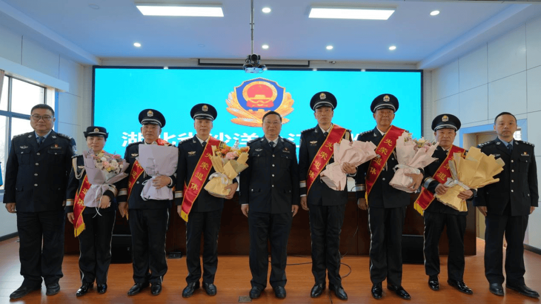 荆州监狱为退休民警颁发荣休纪念品,赠送鲜花