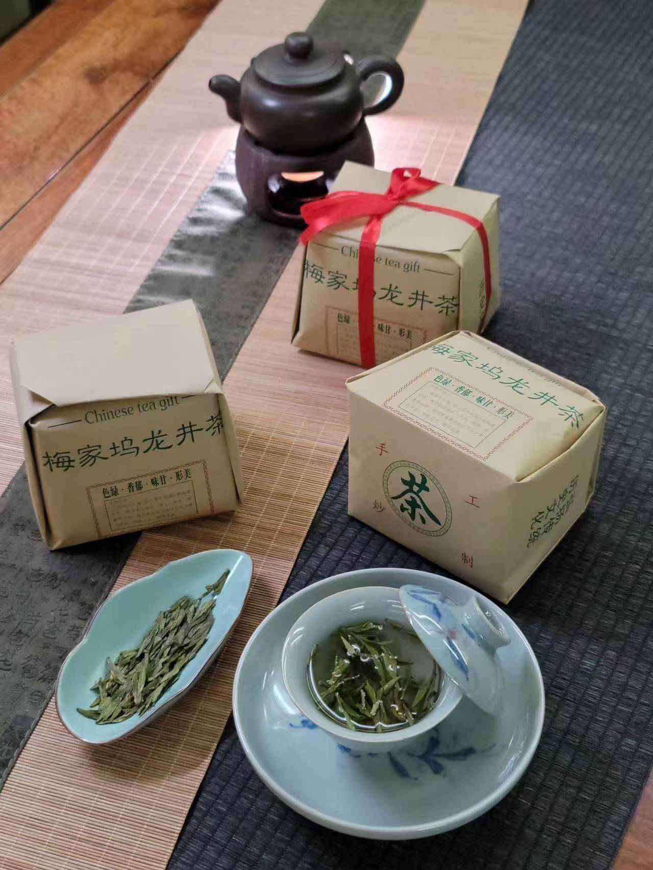 碧螺春是中国十大名茶之一以其独特的香气和鲜醇的口感闻名