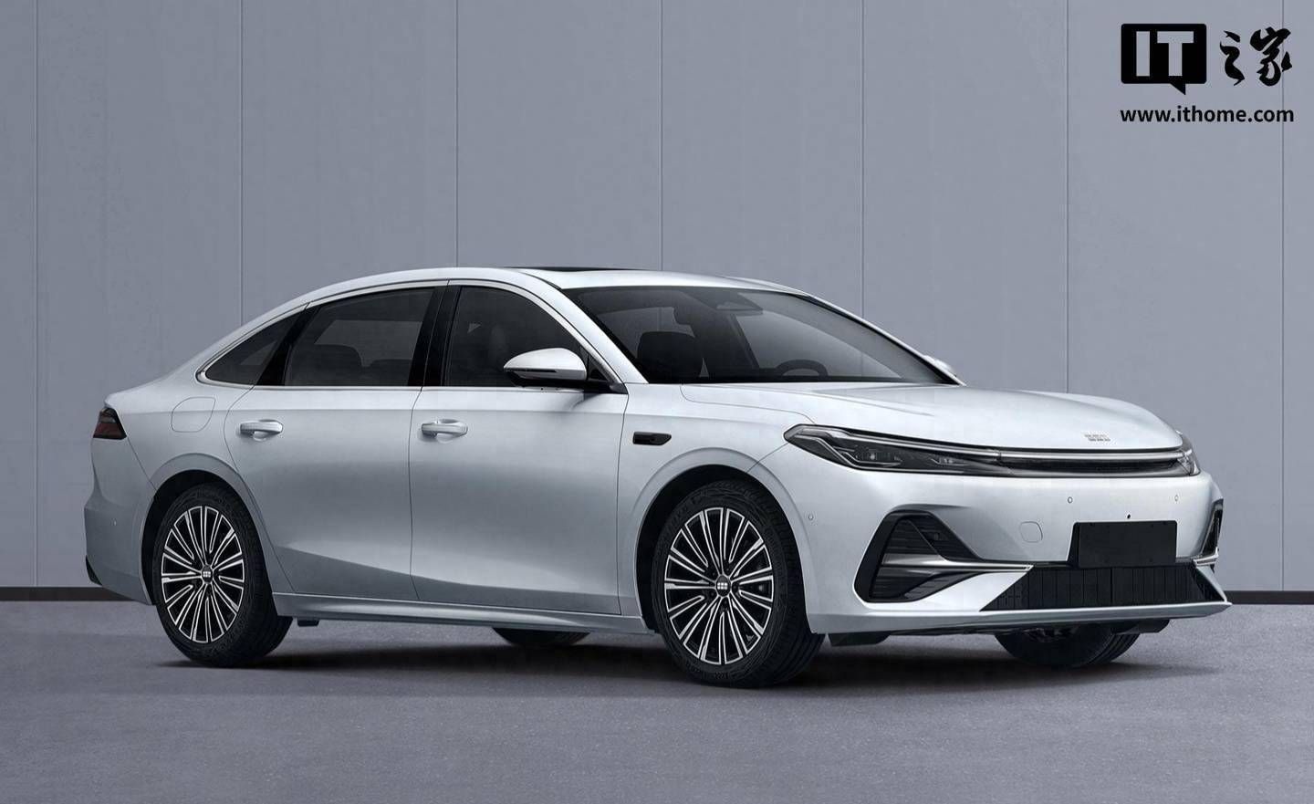 吉利银河A7长续航版亮相工信部175公里纯电续航或成市场新焦点