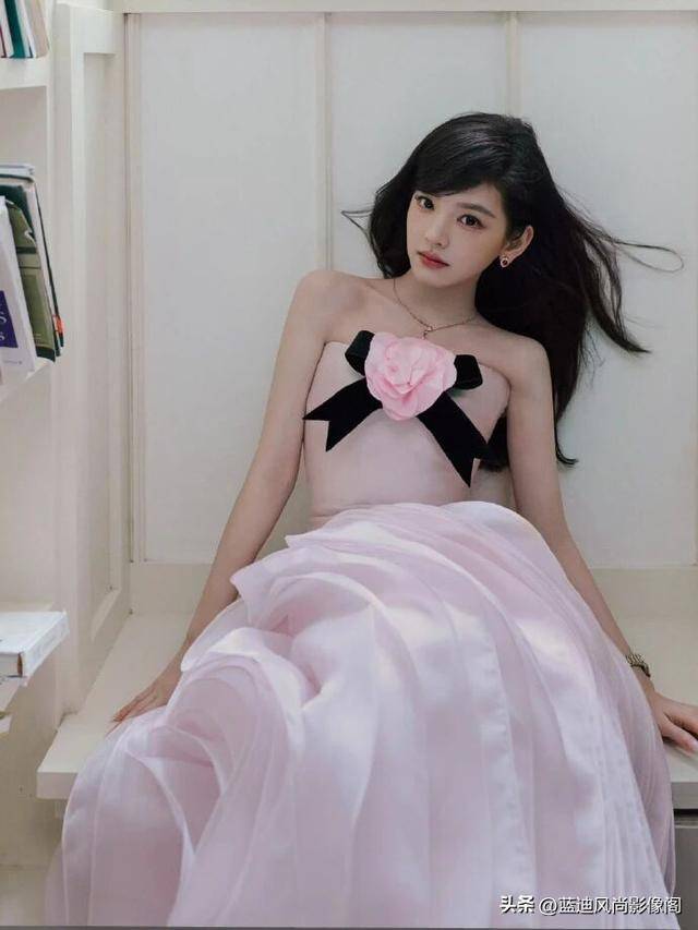 章若楠娇兰活动甜到犯规粉色抹胸裙 + 宝格丽珠宝，清甜少女感拉满