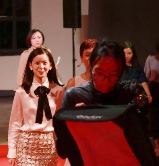 深夜耳机里温柔播客成年轻人精神栖居地之一？