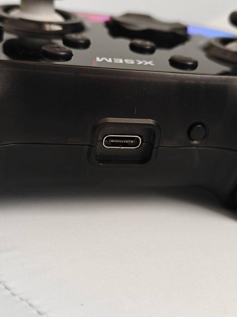 西圣GC1游戏手柄体验分享，有灯光有体感，玩起来还不错