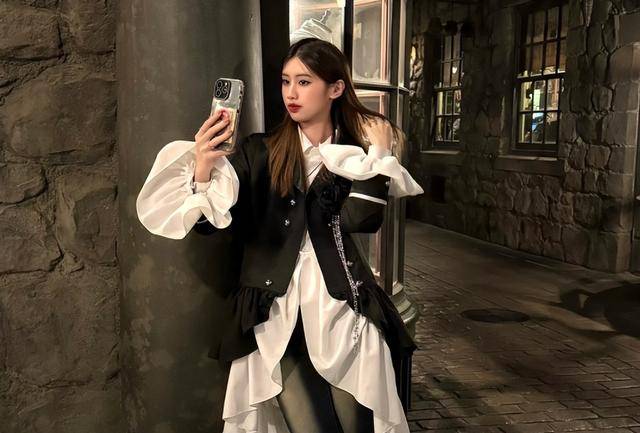 徐帆回应离婚5个月，冯小刚近况曝光，他的“小心思”再藏不住了