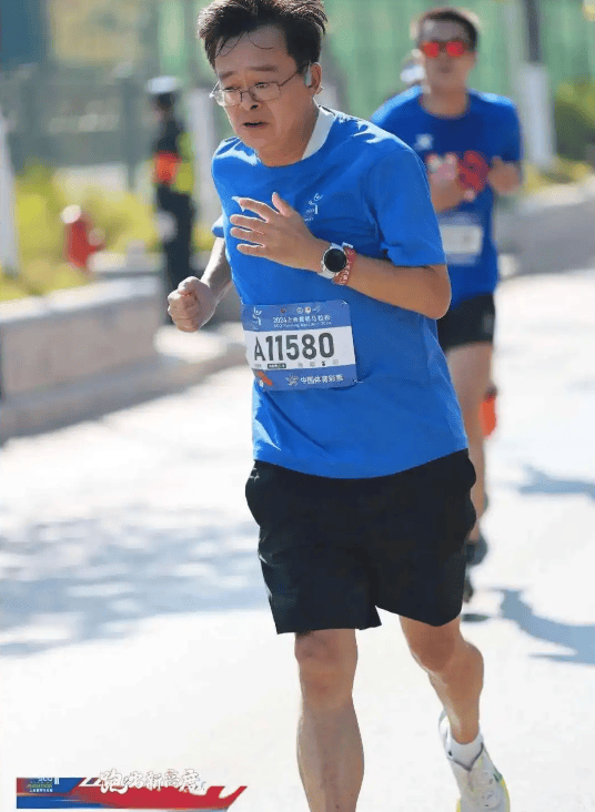 昆明市原市长刘佳晨涉隐瞒境外存款罪等被公诉，曾在企业任软件工程师，因“全马破4”受关注