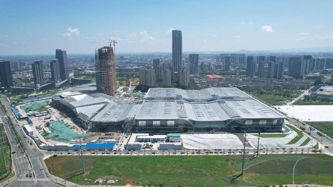 DB真人旗舰个中地上个别蕴涵旅店、集会核心（登录厅和集会核心之间2-17轴为界以东个别）、室外公厕、空中跨街连廊等区域；地下室个别蕴涵旅店及集会核心后勤区域