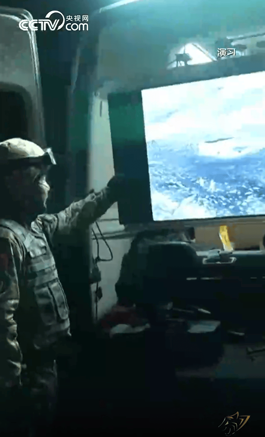 解放军演练“斩首”行动，现场画面曝光：无人机精准轰炸，特战小分队趁夜突进房屋，不到2分钟“击毙”4人_搜狐网