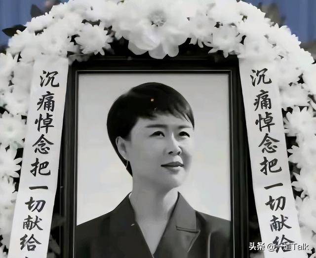 贺娇龙葬礼现场曝光！车队排出数公里 花店被买空 丈夫强忍悲痛送别