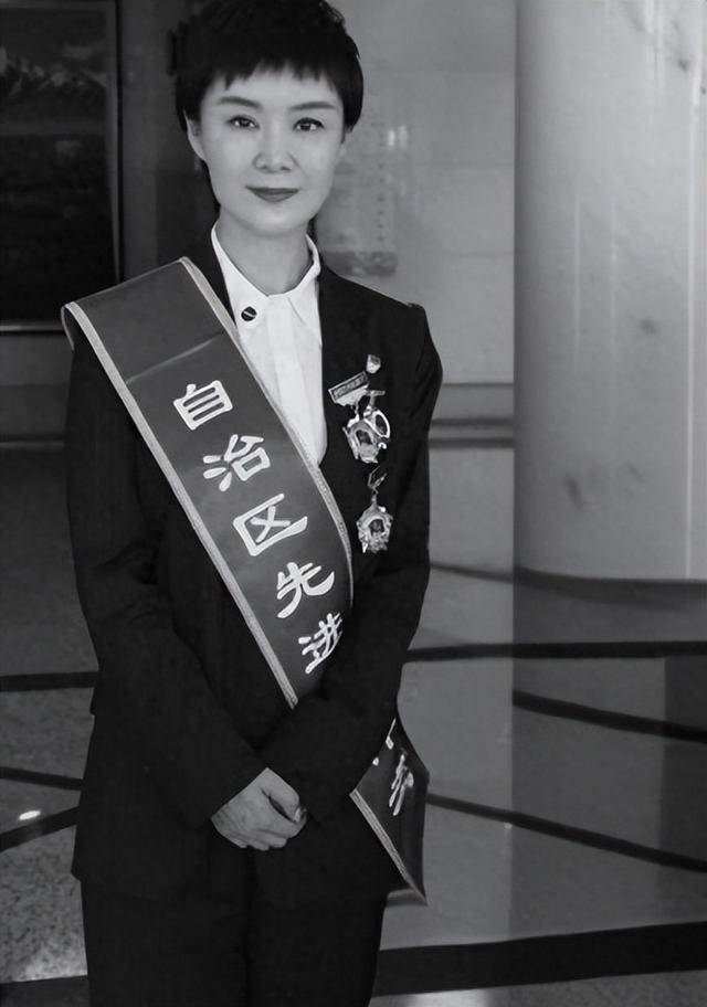 贺娇龙追悼会举行！丈夫悲痛送别妻子，主编透露坠马原因