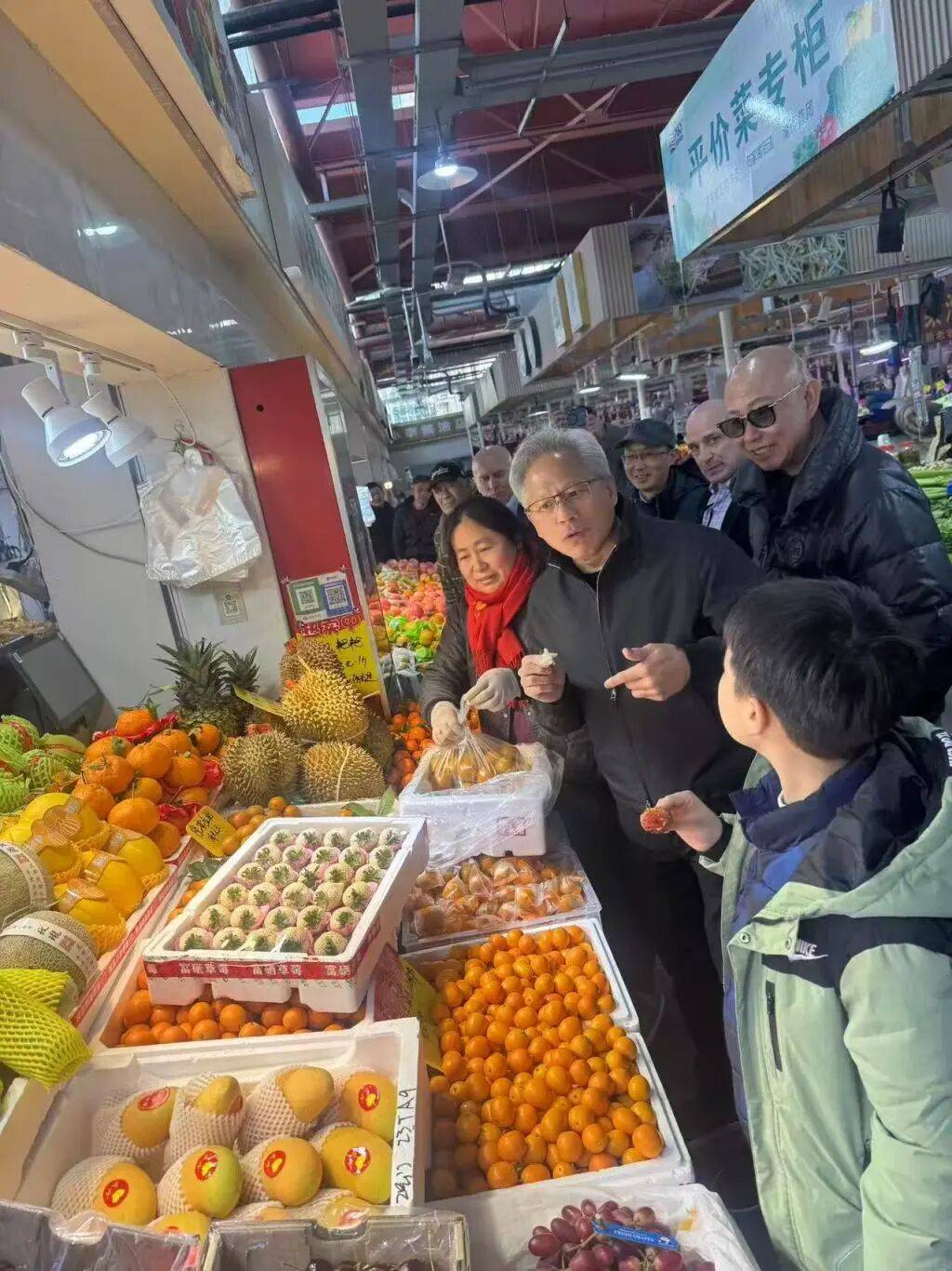 黄仁勋现身上海陆家嘴街道菜市场,系今年首度来华