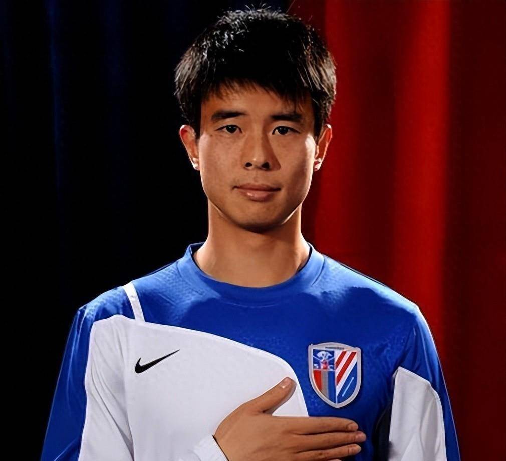 曾为国足留洋传奇，如今成上港副总，娶白富美妻，44岁儿女双全