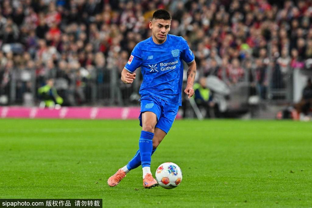 巴萨瞄准伊赞·冈萨雷斯：年轻天才的崛起与转会风云 