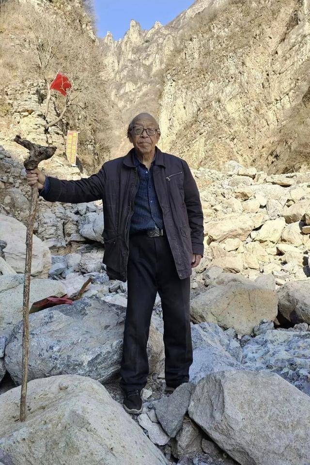 河北81岁退休老人堪称当代“愚公”，11年自费超百万元在深山造出万步天梯