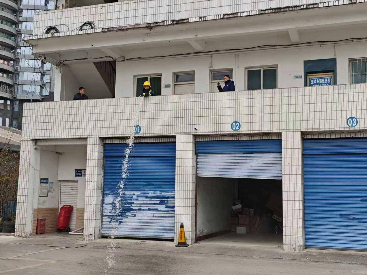 贵阳云岩消防深入辖区客运站开展“出真水”安全专项测试