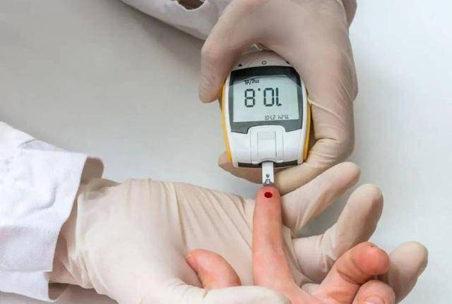 糖尿病最该戒掉的4种食物！经常吃会慢慢“拖垮血糖”，别不听劝