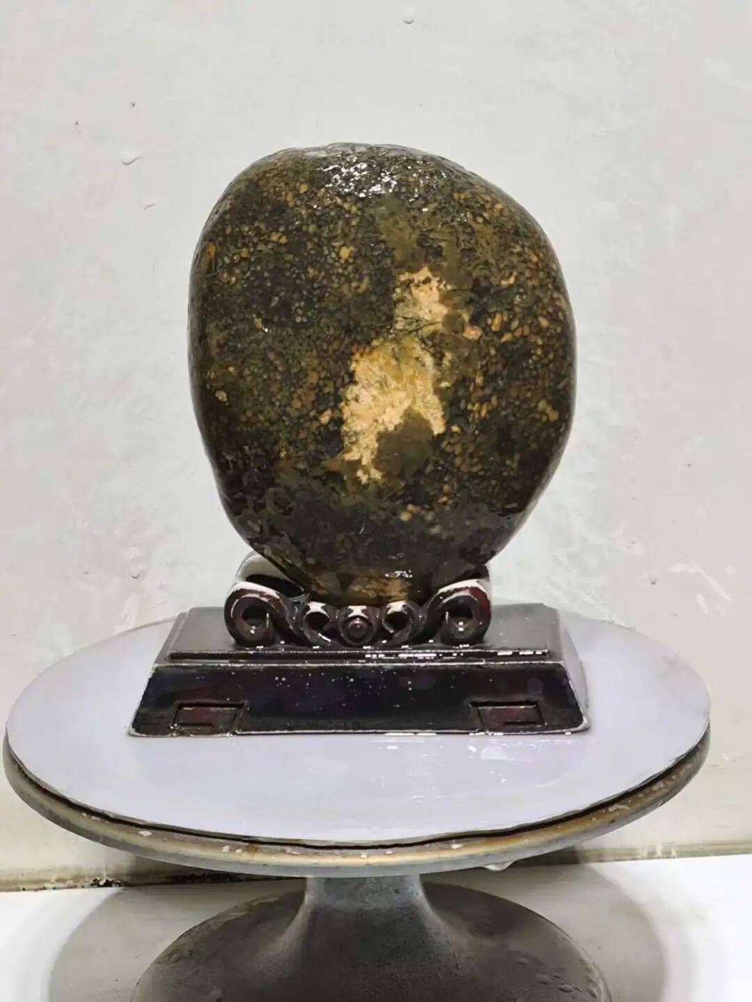 这块石头画面乱啊,不提醒还真看不出主题来,就这样,还卖了10万