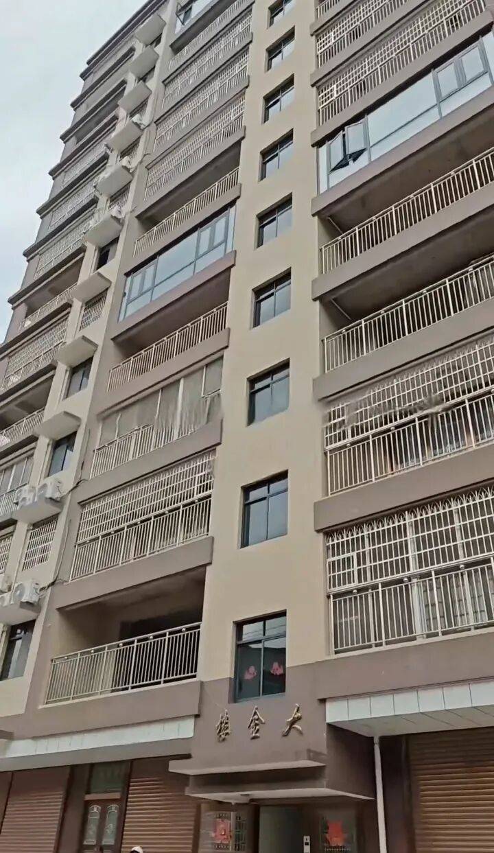 “一家人盖了个小区”！网友偶遇农村15层自建房住户：系家族合建每套房子约200平有车库电梯当地回应伟德体育- 伟德体育官网- APP下载