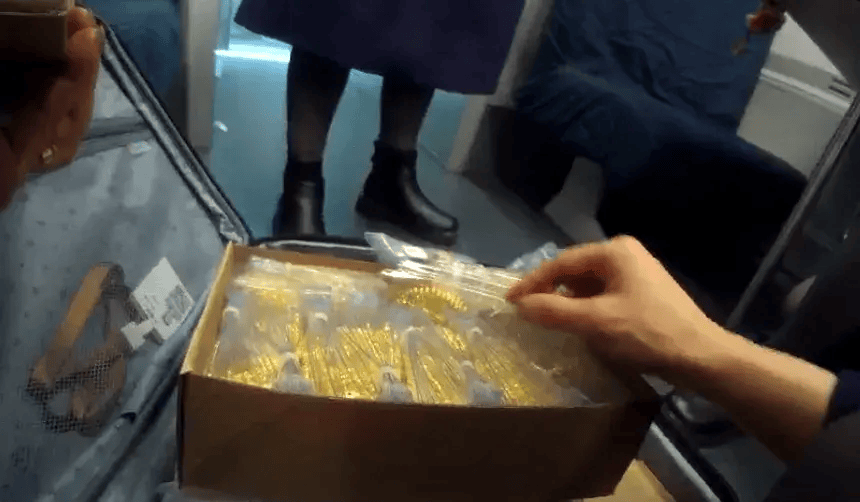 珠宝公司新员工将12公斤黄金忘在高铁上，价值近2000万！幸好被列车长发现：工作20多年捡过最贵的