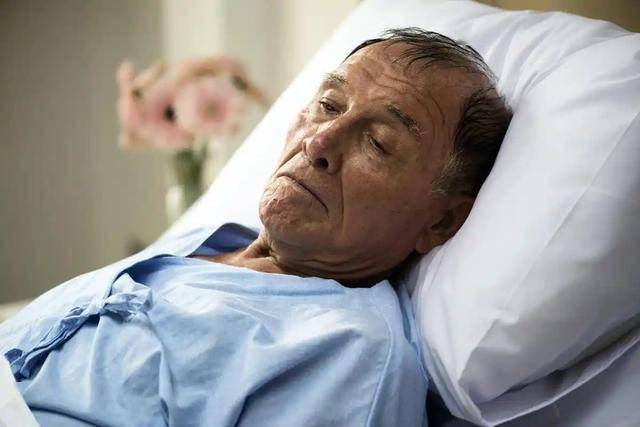 医生提醒：脑梗塞患者，冬天宁可在家躺一天，也不能做这5事