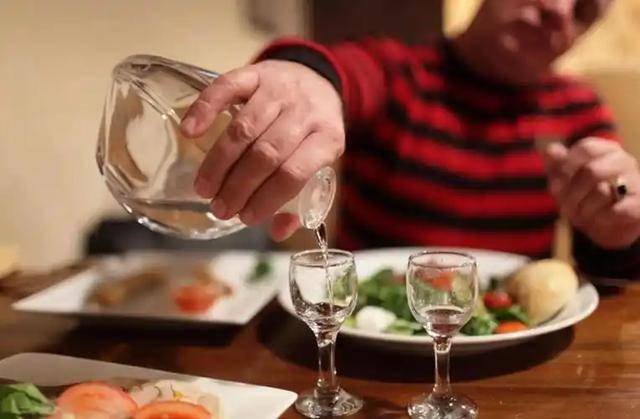 高血压一点酒都不能沾？医生怒斥：高血压喝酒，或许有这5个后果