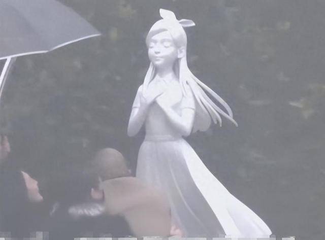 大s忌日现场揭幕雕像仅1小时，